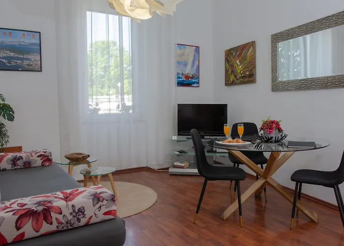 Cozy Central 3 Guests Split